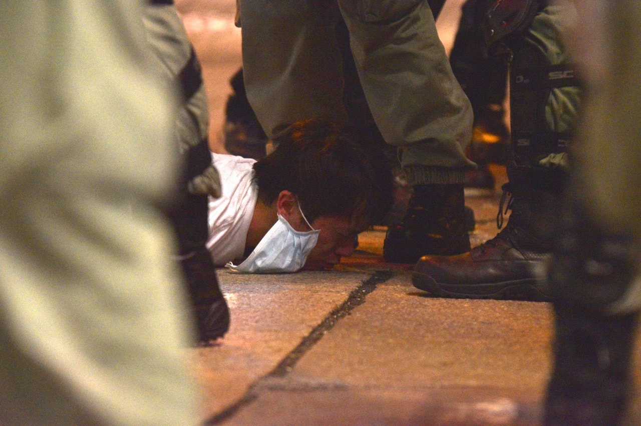 立法會議員鄺俊宇遭暴力拘捕 拉出馬路踩頭壓頸制服 疑老屈掟水樽無條件釋放