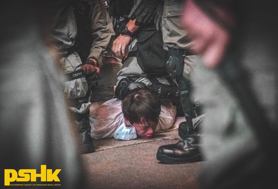 立法會議員鄺俊宇遭暴力拘捕 拉出馬路踩頭壓頸制服 疑老屈掟水樽無條件釋放