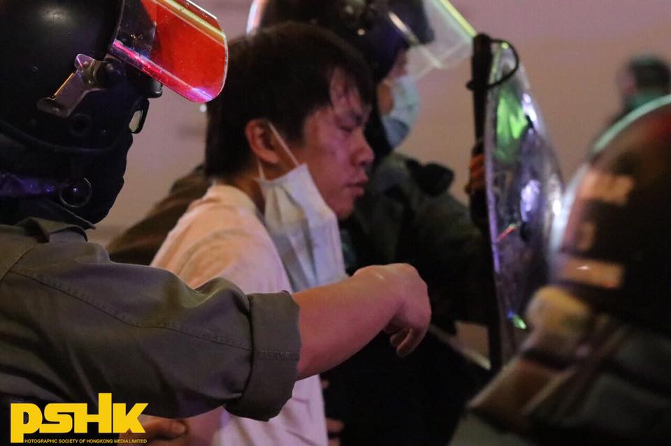 立法會議員鄺俊宇遭暴力拘捕 拉出馬路踩頭壓頸制服 疑老屈掟水樽無條件釋放