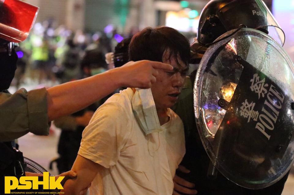 立法會議員鄺俊宇遭暴力拘捕 拉出馬路踩頭壓頸制服 疑老屈掟水樽無條件釋放