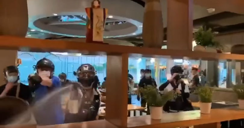 警強闖新世紀廣場 兩警暴力制服一名小童 市民問名遭噴椒