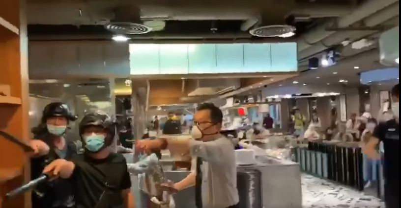 警強闖新世紀廣場 兩警暴力制服一名小童 市民問名遭噴椒