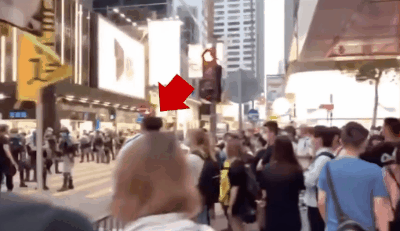 警察機動隊、理由なく欄干に座る男性を拘束