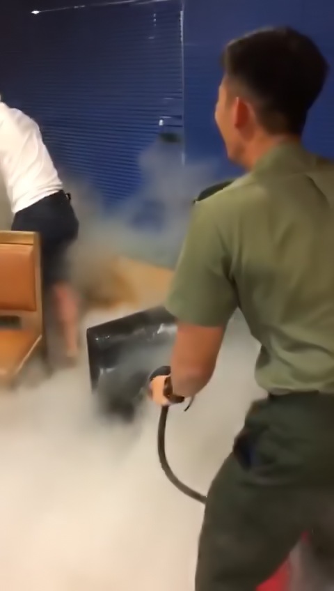 懲教署職員監獄休息室飲酒聚賭玩滅火筒