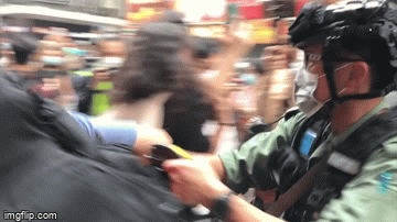 防暴警推跌記者兼噴椒