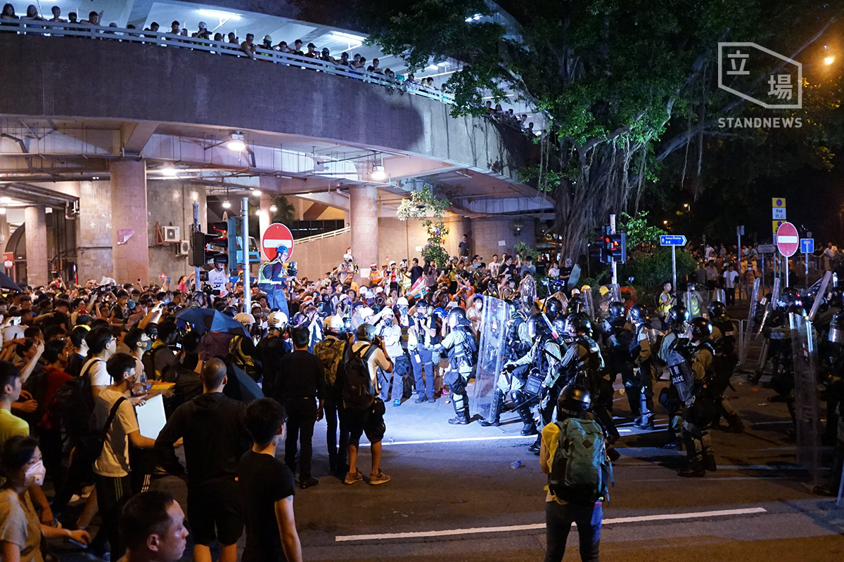 0803 Arrested youth was lynched in police car, but was charged with assaulting police. Not guilty, magistrate said the polices are unreliable witness