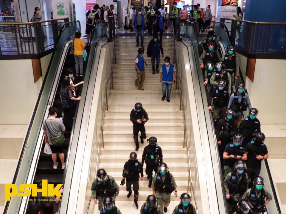 防暴強闖荷李活廣場 老屈譚文豪等6人違反「限聚令」不果