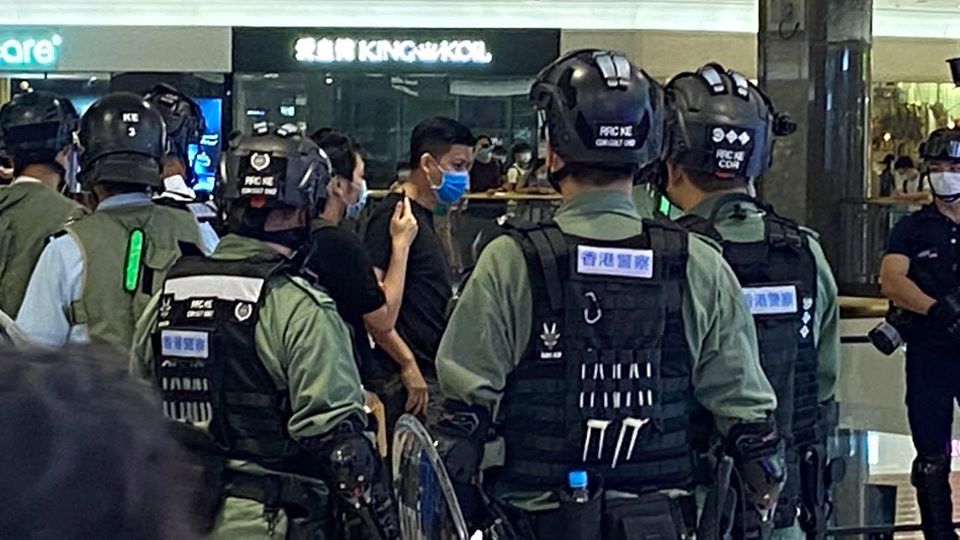 防暴強闖荷李活廣場 老屈譚文豪等6人違反「限聚令」不果