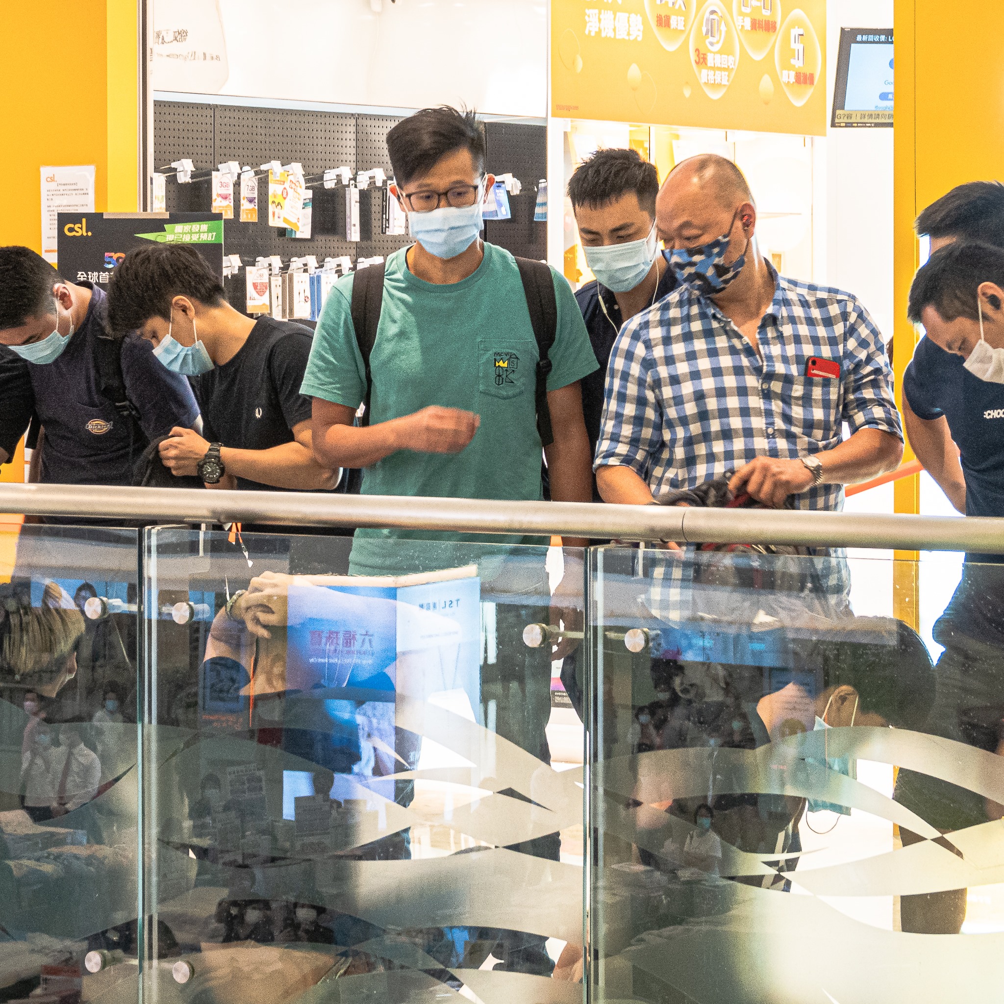 強闖將軍澳東港城舉藍旗 便衣警亂揮棍舉椒指嚇途人