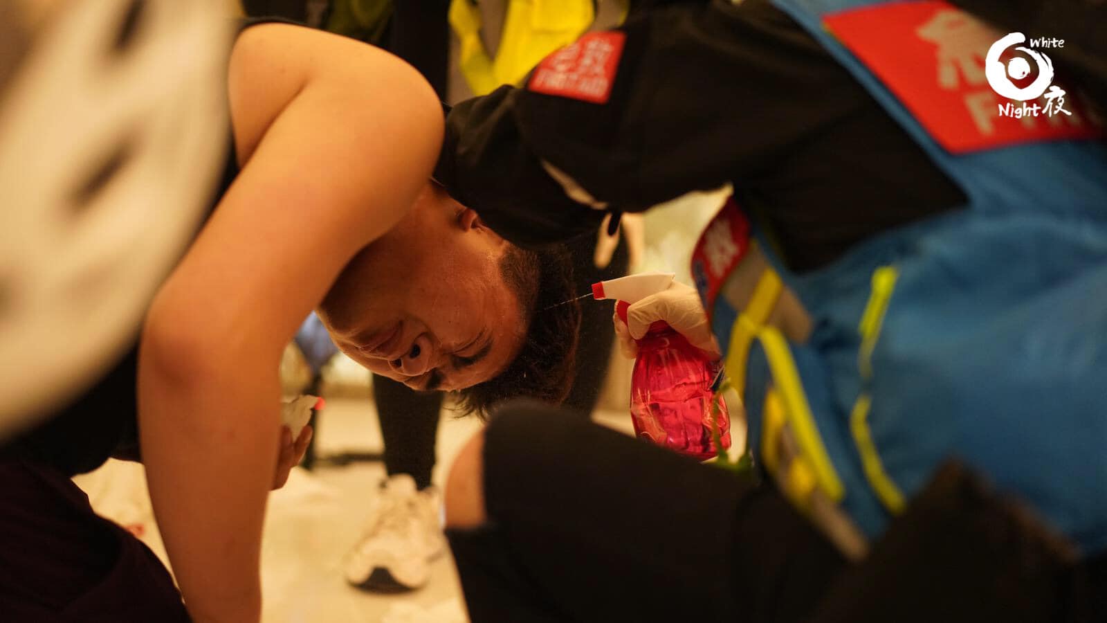 plainclothes policemen with no warrant card subdue youth and attack journalists with pepper spray for no reason