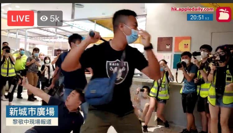 plainclothes policemen with no warrant card subdue youth and attack journalists with pepper spray for no reason