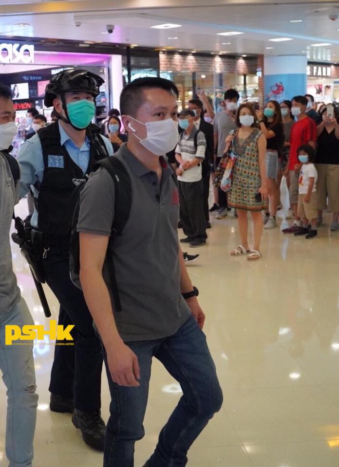 強闖將軍澳東港城舉藍旗 便衣警亂揮棍舉椒指嚇途人