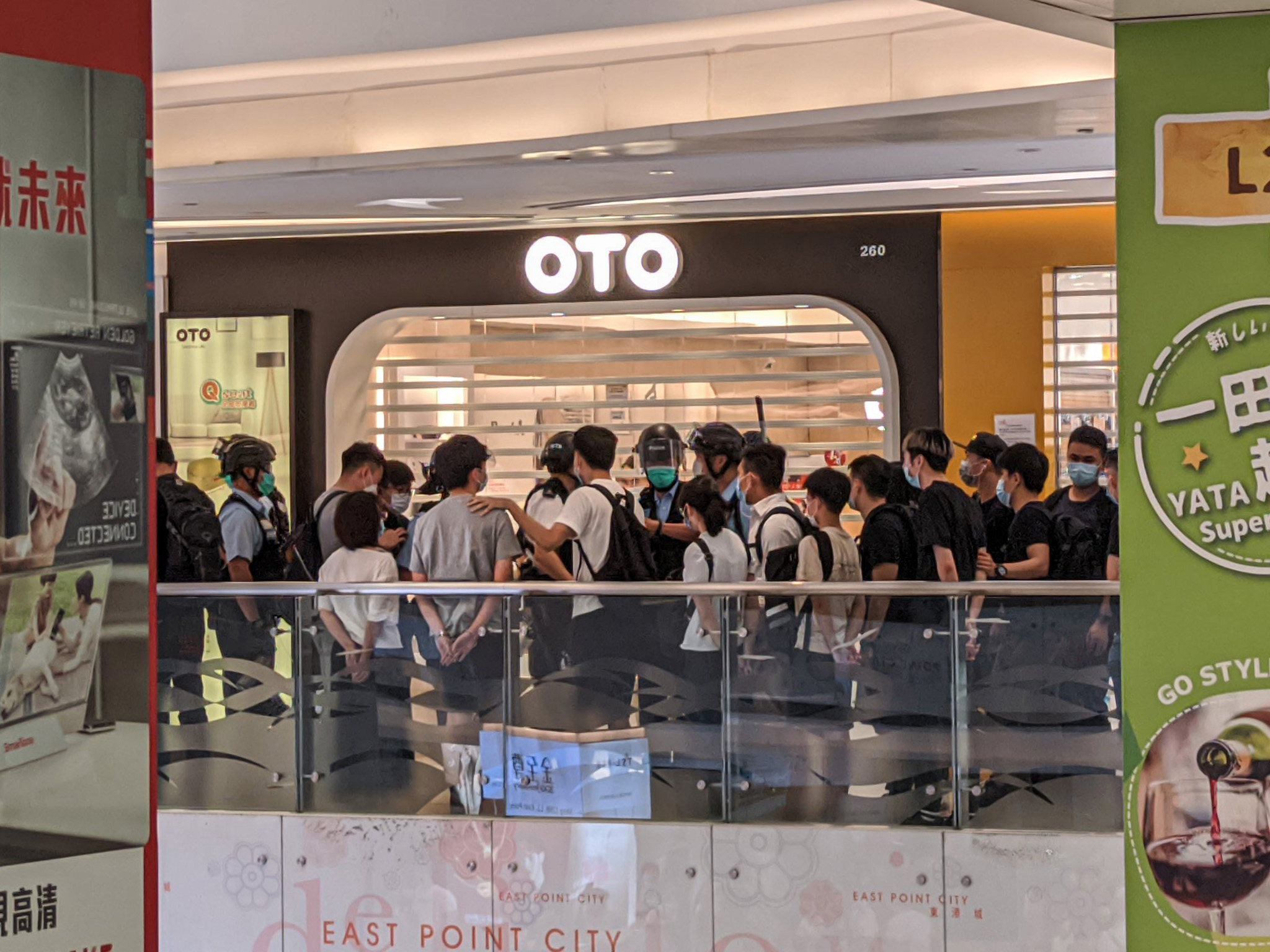 強闖將軍澳東港城舉藍旗 便衣警亂揮棍舉椒指嚇途人