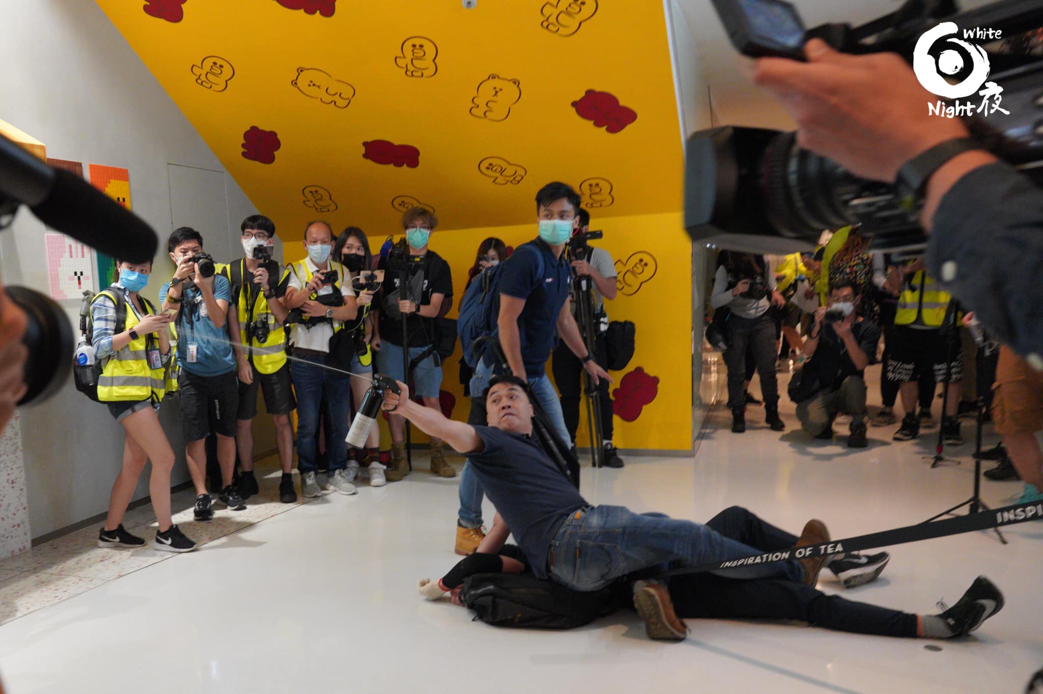 plainclothes policemen with no warrant card subdue youth and attack journalists with pepper spray for no reason