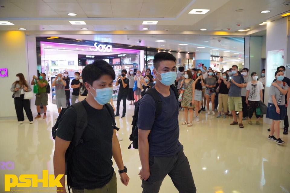 強闖將軍澳東港城舉藍旗 便衣警亂揮棍舉椒指嚇途人