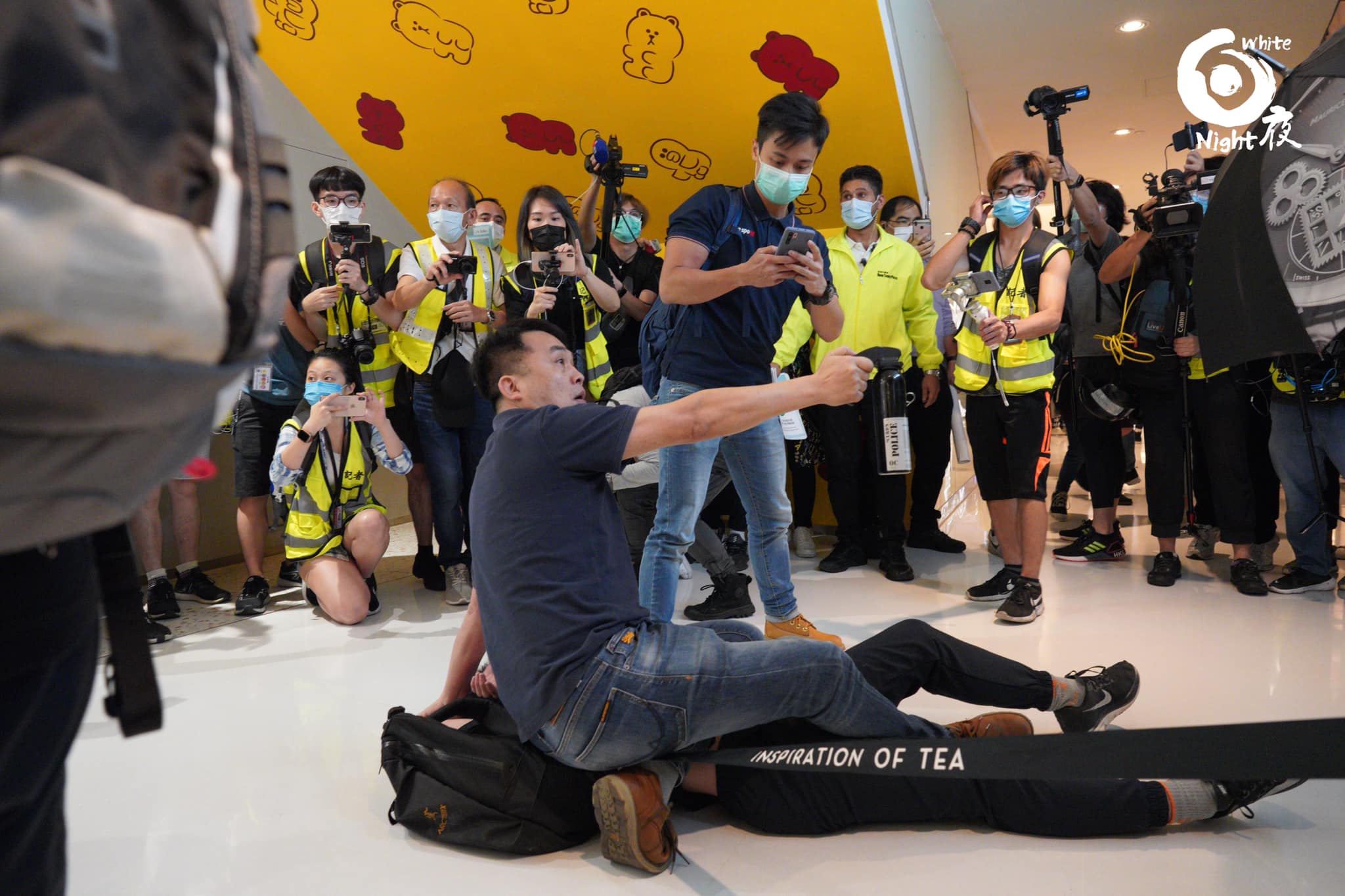 plainclothes policemen with no warrant card subdue youth and attack journalists with pepper spray for no reason