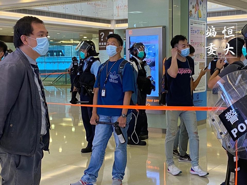 強闖將軍澳東港城舉藍旗 便衣警亂揮棍舉椒指嚇途人