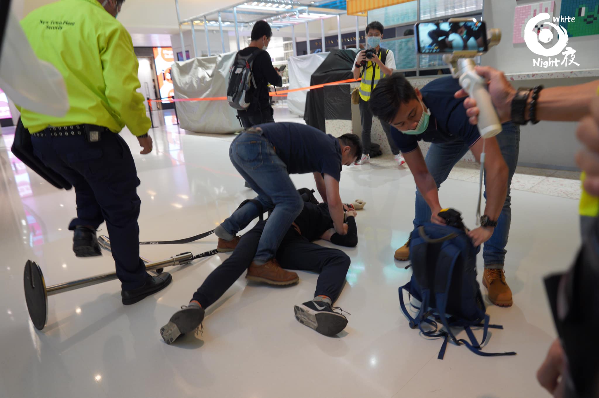 plainclothes policemen with no warrant card subdue youth and attack journalists with pepper spray for no reason