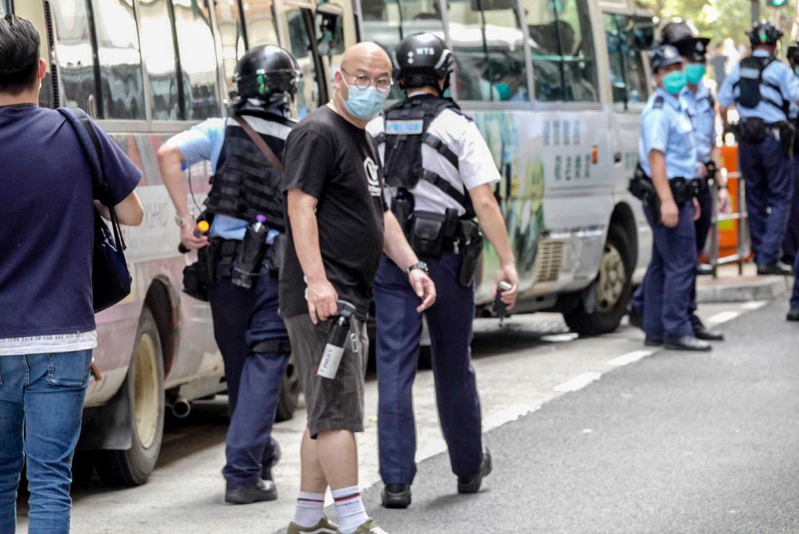 強闖將軍澳東港城舉藍旗 便衣警亂揮棍舉椒指嚇途人