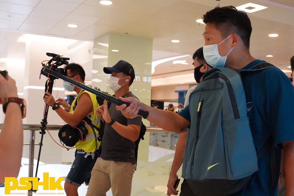 強闖將軍澳東港城舉藍旗 便衣警亂揮棍舉椒指嚇途人