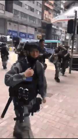 警察機動隊員、支払いせずにコンビニからボトル飲料を持ち去り