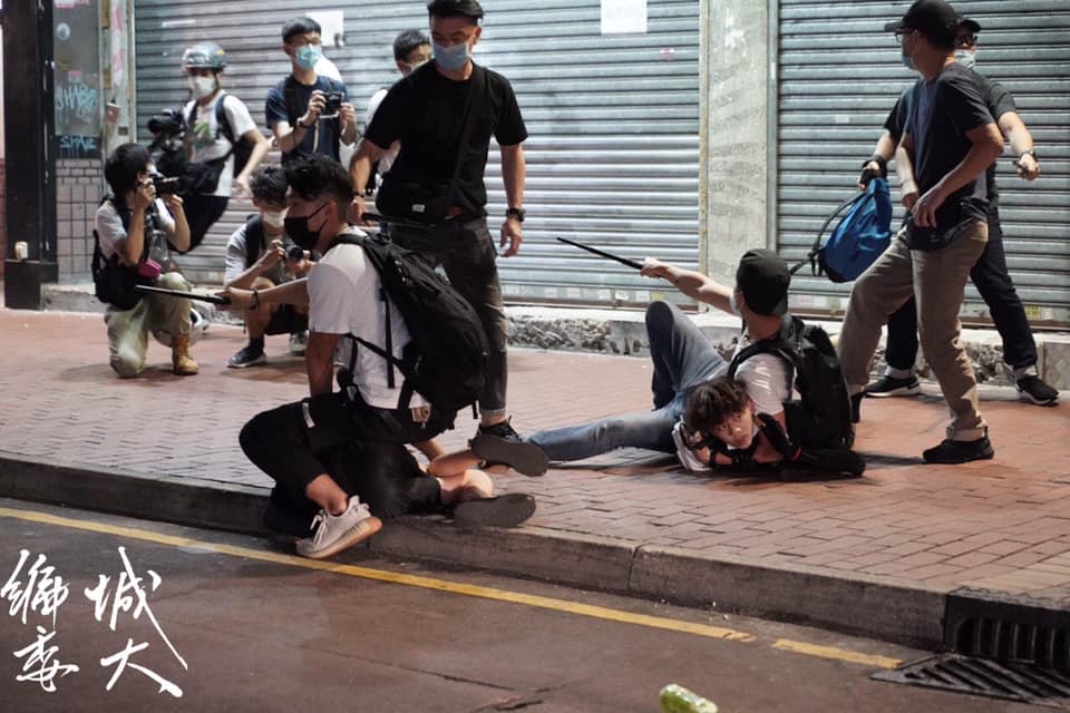 Special Tactics Squad minibus rushes into the crowd at high speed, police take subdued citizens to a back alley