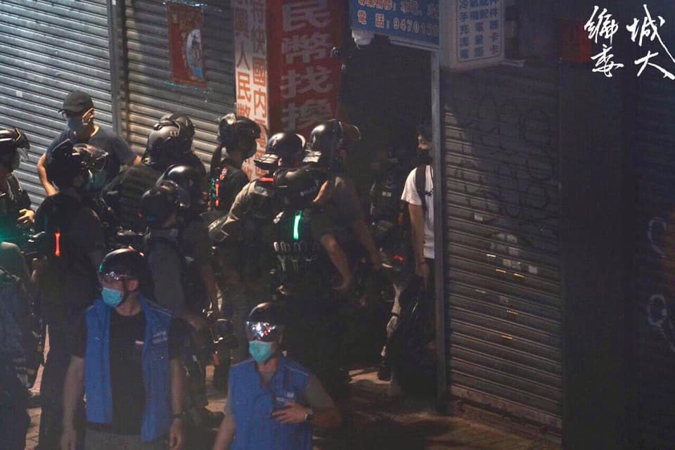 Special Tactics Squad minibus rushes into the crowd at high speed, police take subdued citizens to a back alley