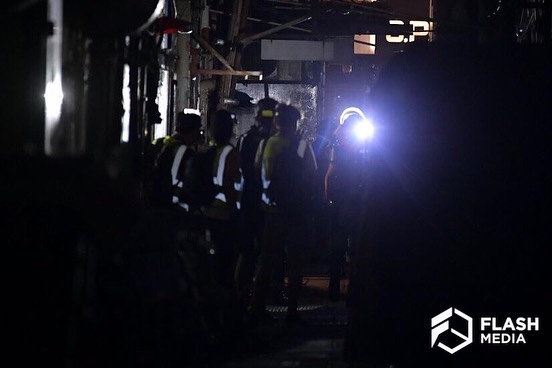 Special Tactics Squad minibus rushes into the crowd at high speed, police take subdued citizens to a back alley