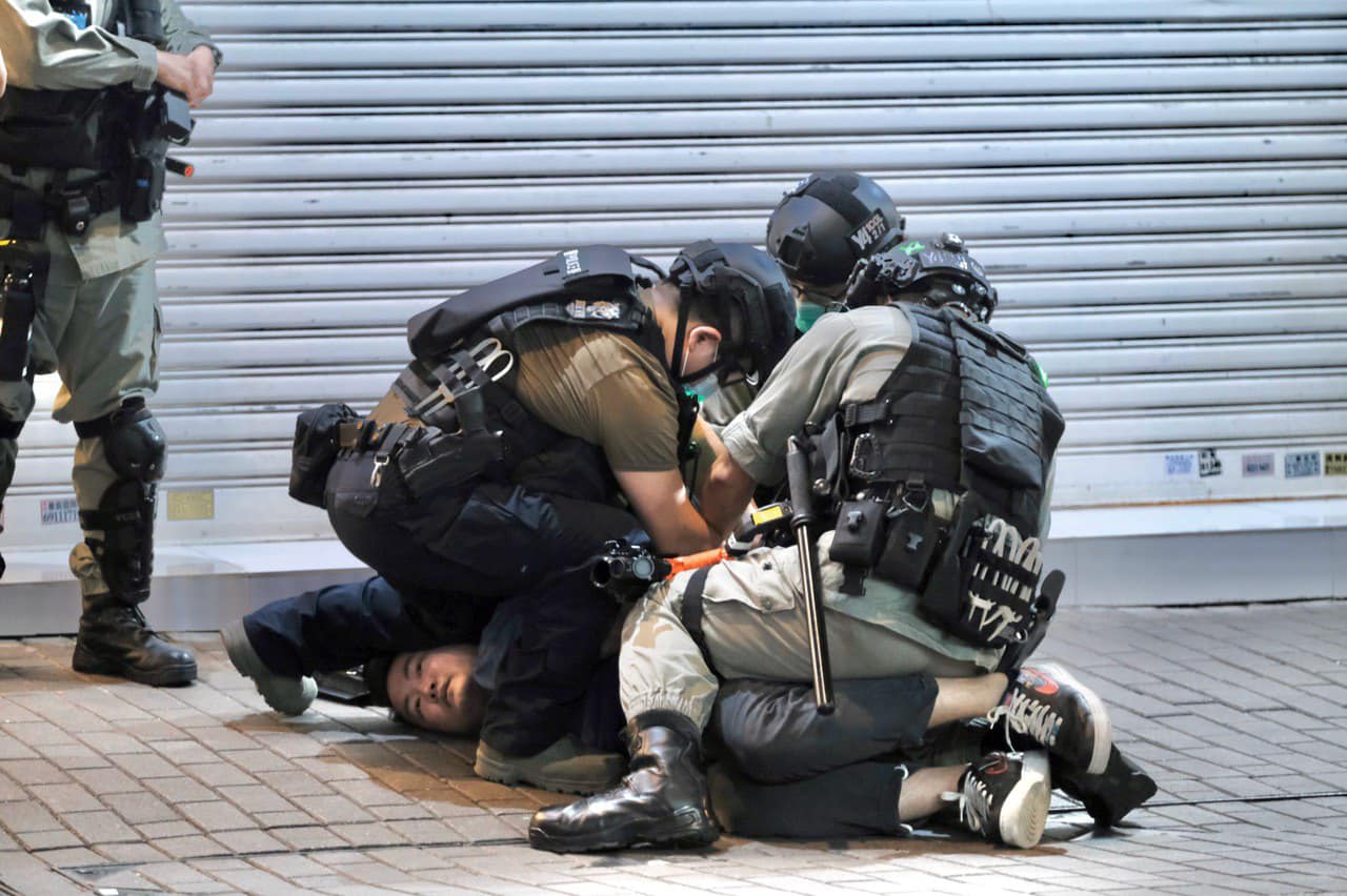 Special Tactics Squad minibus rushes into the crowd at high speed, police take subdued citizens to a back alley