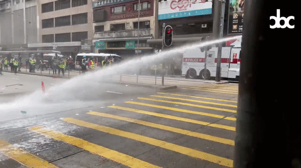 警察放水車、市民や記者に放水 信号灯を破損