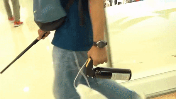 強闖將軍澳東港城舉藍旗 便衣警亂揮棍舉椒指嚇途人