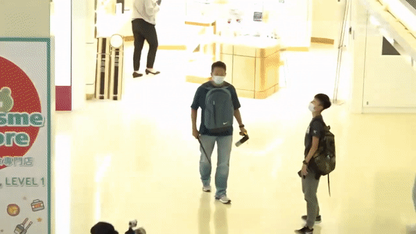 強闖將軍澳東港城舉藍旗 便衣警亂揮棍舉椒指嚇途人