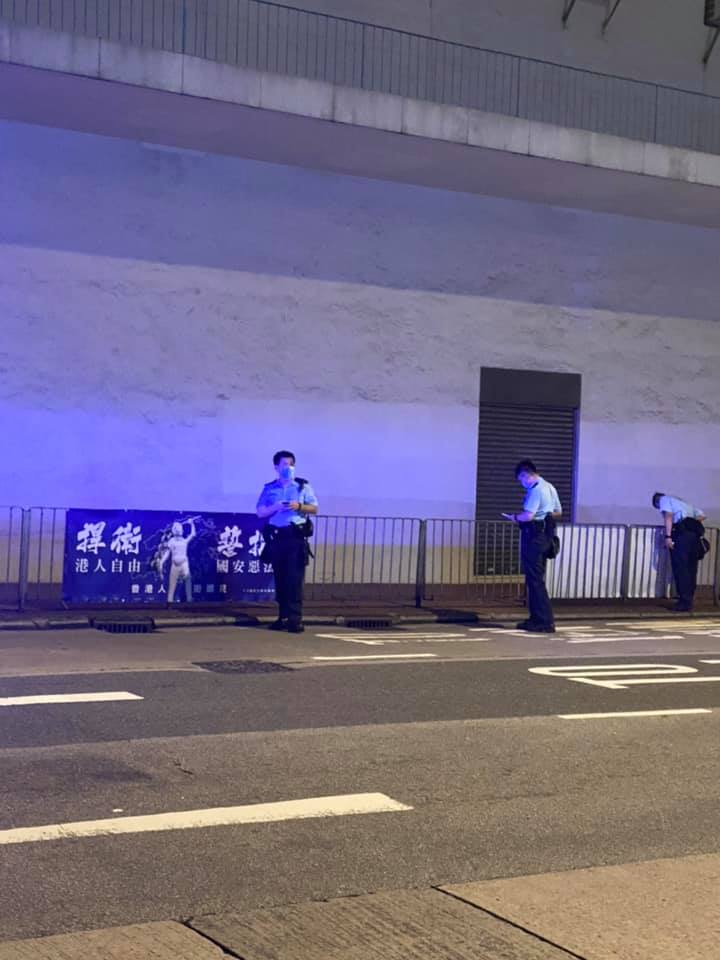 親中派、区議の横断幕を組織的に破壊 香港警察が事前に横断幕文言を記録