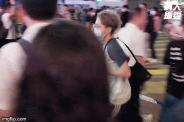 機動隊員、自制を失い 銅鑼湾で女性を地面に引っ張り落とす