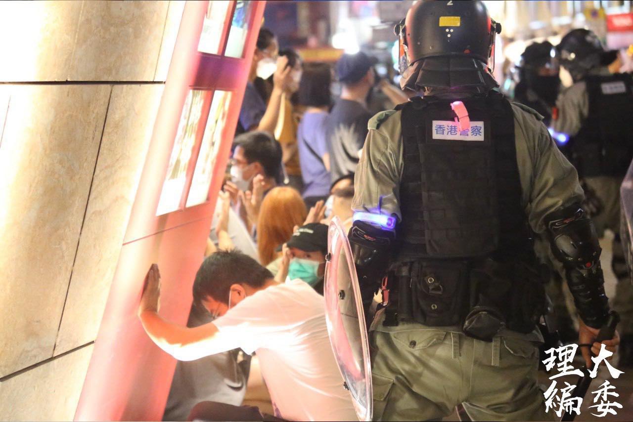 旺角濫權包圍截查過百市民 跪地舉起雙手 禁所有記者採訪