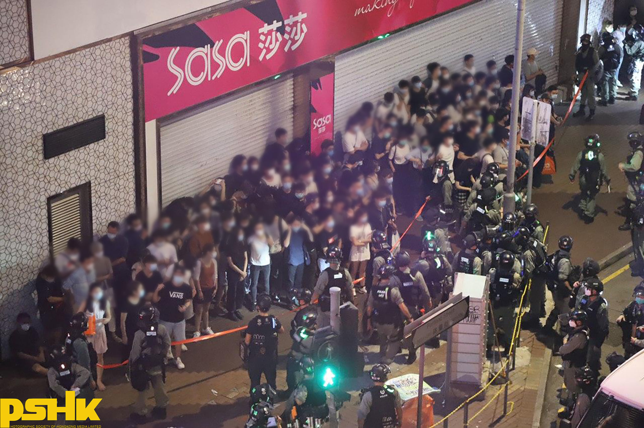 旺角濫權包圍截查過百市民 跪地舉起雙手 禁所有記者採訪