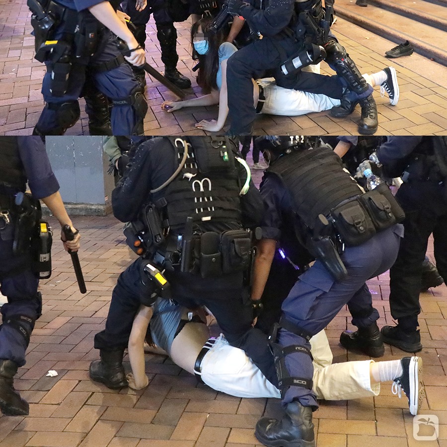 多名防暴警拘捕一名女性時拉起其上衣令內衣外露 膝壓臀部