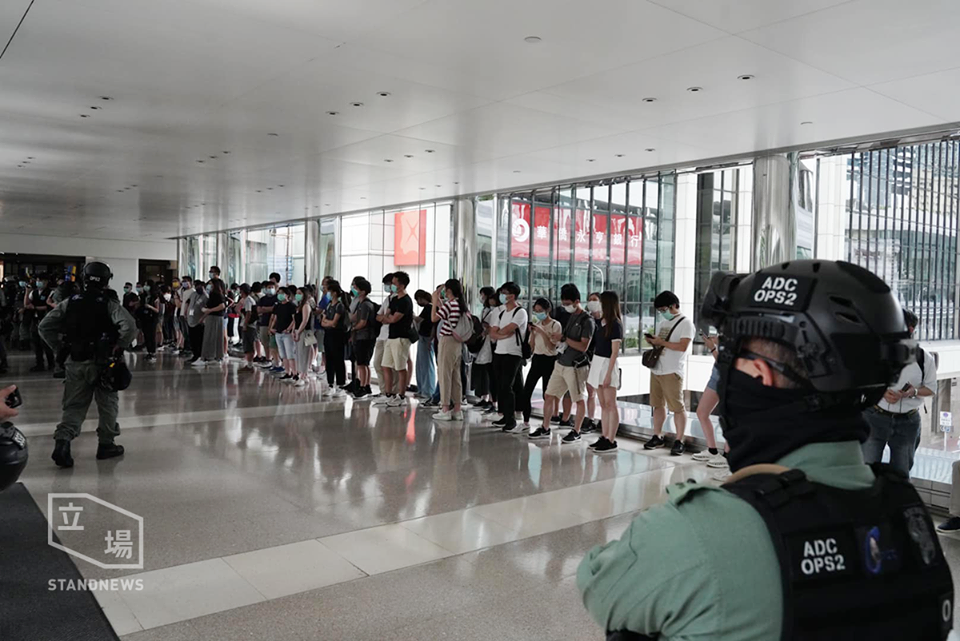 商場天橋濫權設置封鎖線 截查50人