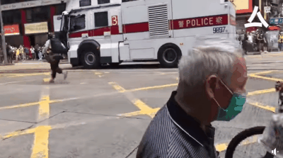 水炮車向行駛中車輛直射水炮