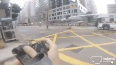 警方向記者射水炮 使其彈飛數米