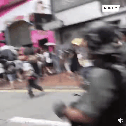 阿婆因行得慢被成群防暴警推倒在地上