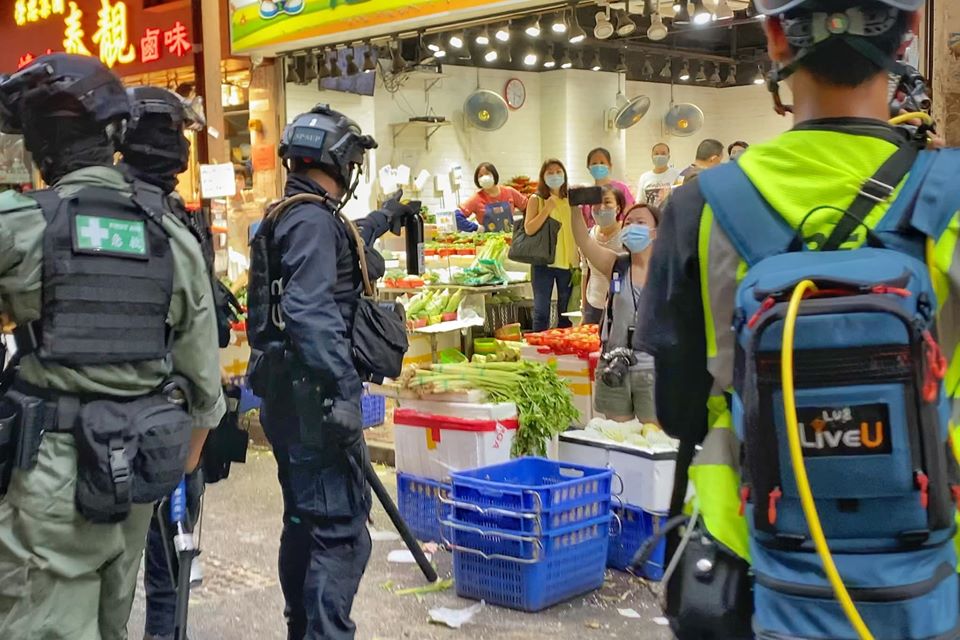 防暴警向街市開槍發射胡椒球彈 舉椒指嚇菜檔婦人 辱罵市民「時代垃圾」、「係咪要用到殺蟲水？」