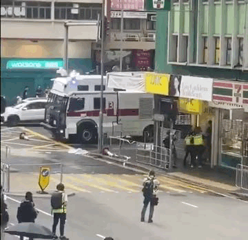 蓄意向記者頭部近距離射水炮 記者擊中彈飛倒地