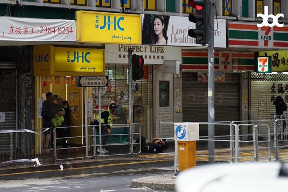 蓄意向記者頭部近距離射水炮 記者擊中彈飛倒地