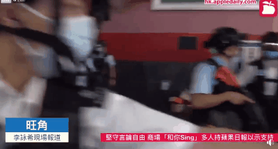 一名督察無故推冧小販攤檔